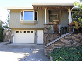 Relax & Rejuvenate in 4BR home with Hot Tub & Deck, in heart of Roseburg
